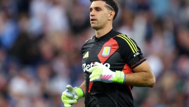 إيميليانو مارتينيز ووكيله يثيران الجدل بوصولهما إلى برشلونة، مما يعزز التكهنات بشأن مستقبله