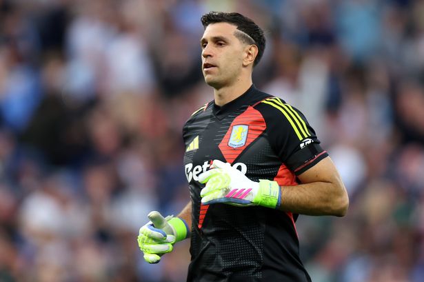 إيميليانو مارتينيز ووكيله يثيران الجدل بوصولهما إلى برشلونة، مما يعزز التكهنات بشأن مستقبله