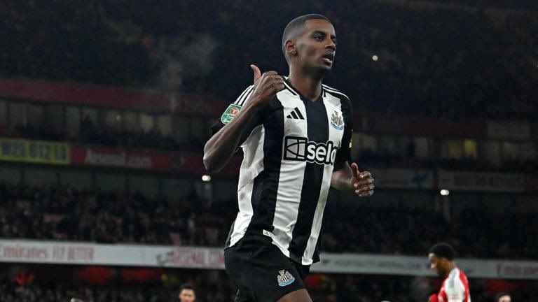 نيوكاسل يحدد قراره بشأن بيع إيزاك في ظل اهتمام ليفربول